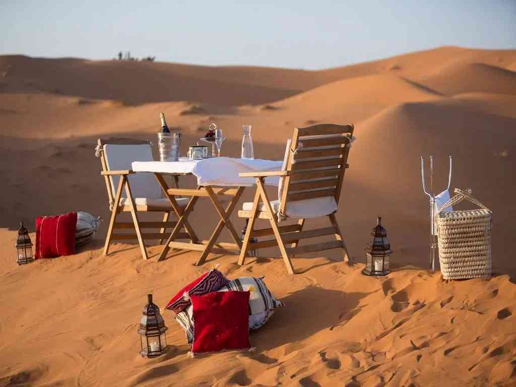 Merzouga-luxury-Sahara-desert-camp-romantic-dining-set-up